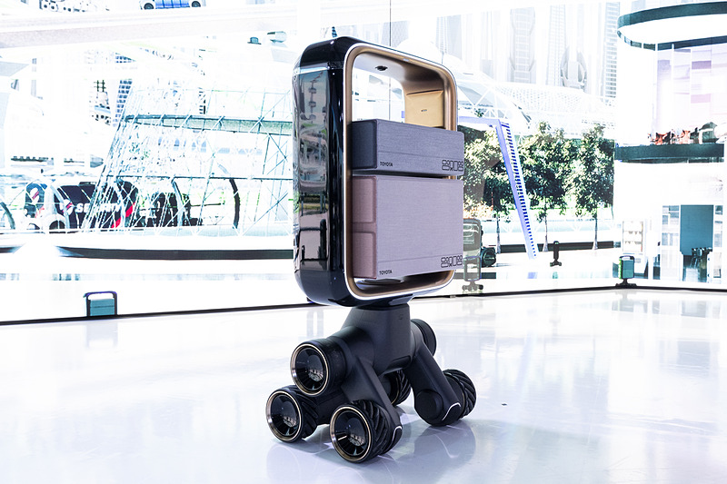 荷物を取りやすい高さに。ショーモデルには内蔵されていないが各車輪の高さを変えることで段差にも対応するという