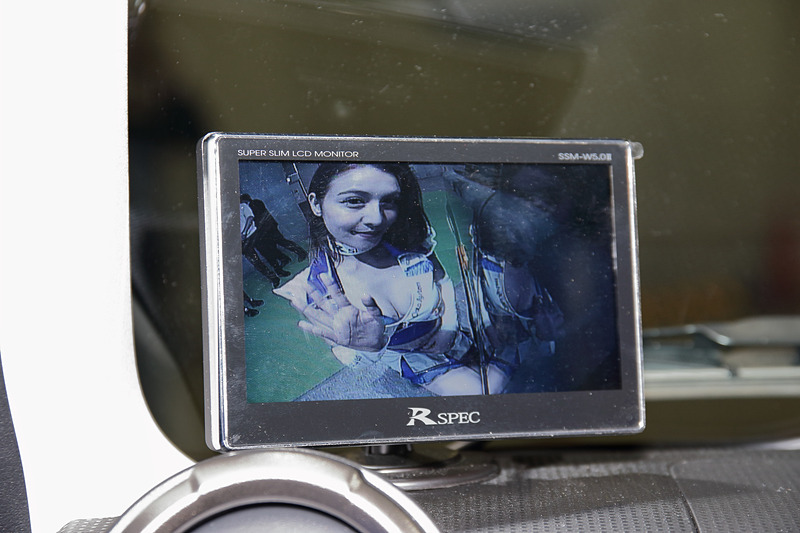 コンパクトなディスプレイによってサイドカメラの映像だけを映すような使い方もできる