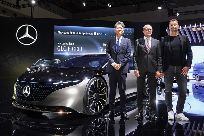 「VISION EQS」と、写真左からメルセデス・ベンツ日本株式会社 代表取締役社長 兼 CEO 上野金太郎氏、ダイムラー メルセデス・ベンツ乗用車 海外セールス/マーケティング部門 最高責任者 マティアス・ルアーズ氏、ダイムラー メルセデス・ベンツ研究開発部門 アドバンスド・デザイン シニアマネージャー ホルガー・フッツェンラウブ氏