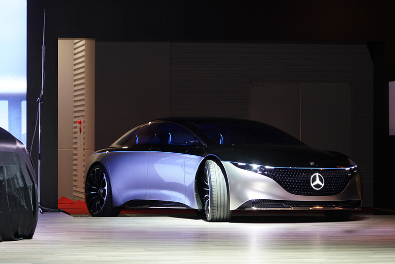 「VISION EQS」が登場