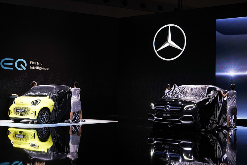 「GLC F-CELL」と「スマート EQ フォーツー」が同時にアンベール