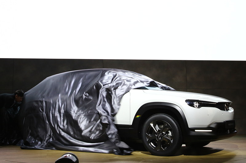 プレスカンファレンスでアンベールされるMX-30