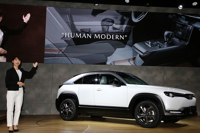 プレスカンファレンスでMX-30を解説する竹内都美子主査