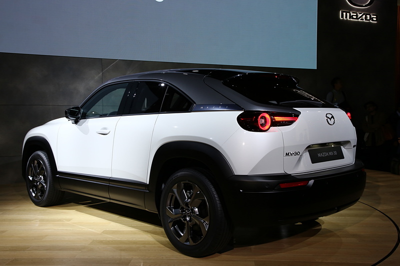 マツダ初の量産EVとして発表されたMX-30。ボディサイズは4395×1795×1570mm（全長×全幅×全高）、ホイールベースは2655mm