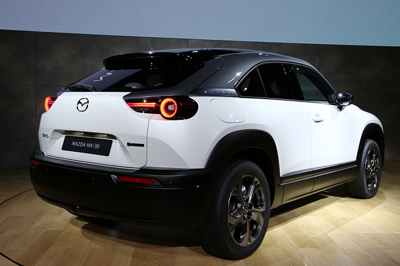 マツダ初の量産EVとして発表されたMX-30。ボディサイズは4395×1795×1570mm（全長×全幅×全高）、ホイールベースは2655mm
