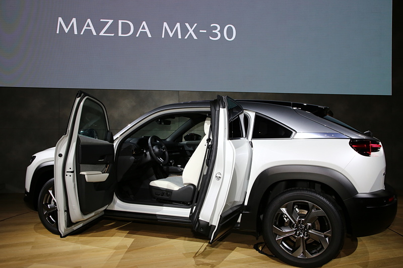 MX-30の特徴であるフリースタイルドア。乗降性の向上やスペースの有効活用などメリットは数多くある