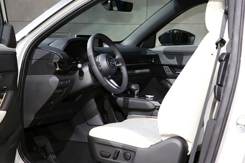 インテリアでは自然由来のコルクなどを使用