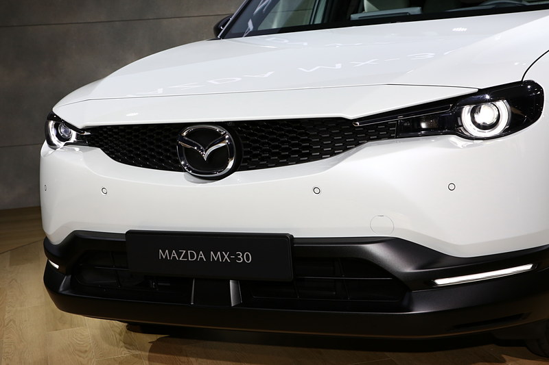 新世代のラインアップでも用いられている魂動デザインの「Car as Art」という表現。加えてMX-30ではヒューマンモダンをデザインコンセプトにしている