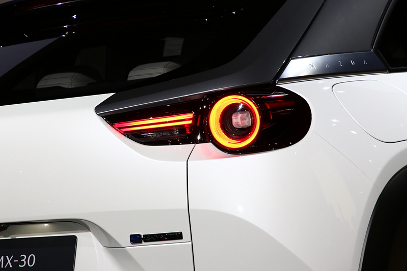 新世代のラインアップでも用いられている魂動デザインの「Car as Art」という表現。加えてMX-30ではヒューマンモダンをデザインコンセプトにしている