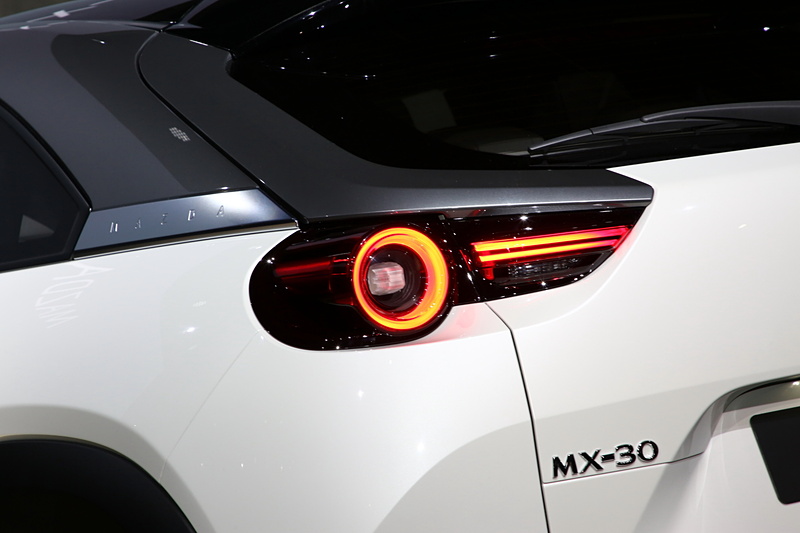 新世代のラインアップでも用いられている魂動デザインの「Car as Art」という表現。加えてMX-30ではヒューマンモダンをデザインコンセプトにしている