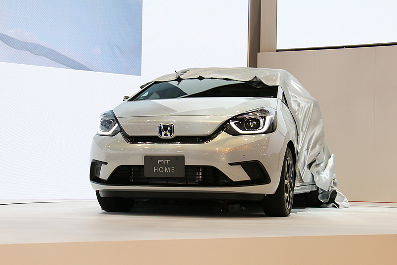 アンベールが行なわれ、4代目となる新型フィットが世界初公開された