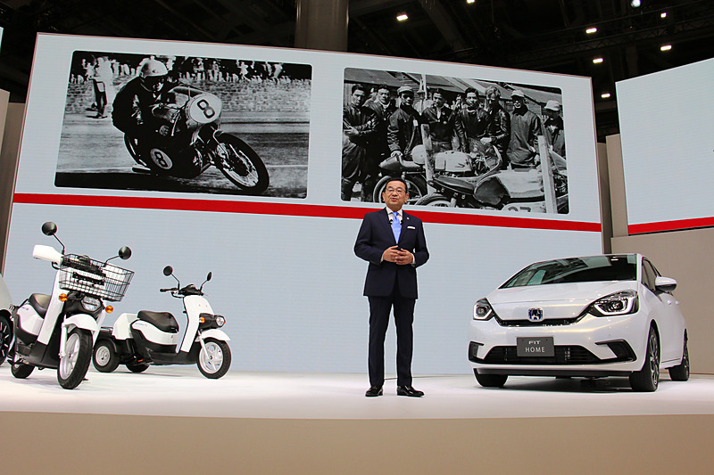 このほかに八郷社長は、英国 マン島で行なわれたTTレースにホンダが参戦してから2019年で60周年を迎え、その記念すべき年に2輪レースで行なわれている3つの主要カテゴリー最高峰でライダーズチャンピオンを獲得したと紹介。F1でも第9戦 オーストリアグランプリで2015年の復帰以来初の優勝を挙げ、その後のドイツグランプリでダブル表彰台を実現。これからもモータースポーツ活動にチャレンジを続けていくとした