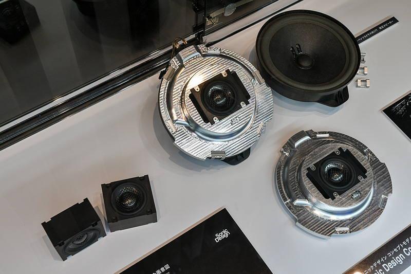 次世代小型スピーカーのコンセプトモデル（手前）を、メルセデス・ベンツ Aクラス（W177）の純正スピーカー（奥）に装着できる