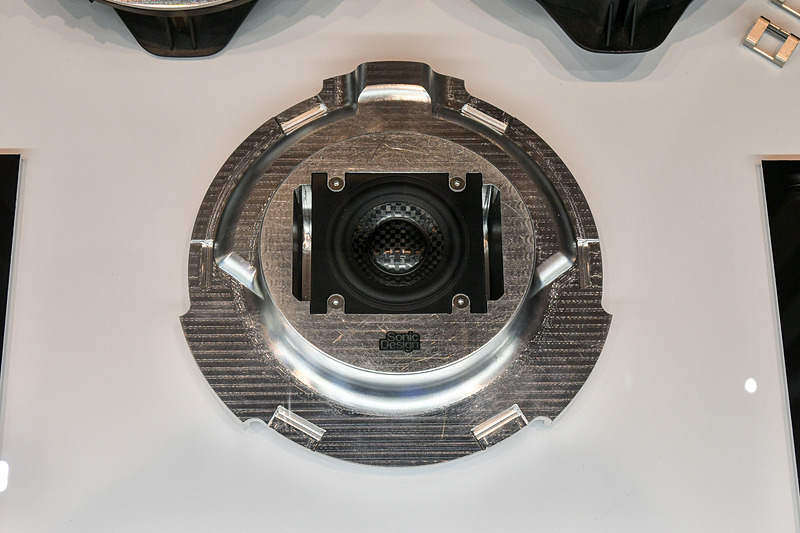 アルミ削り出しのスピーカーカバー。これに次世代小型スピーカーを組み込み、純正スピーカーにかぶせるように装着する