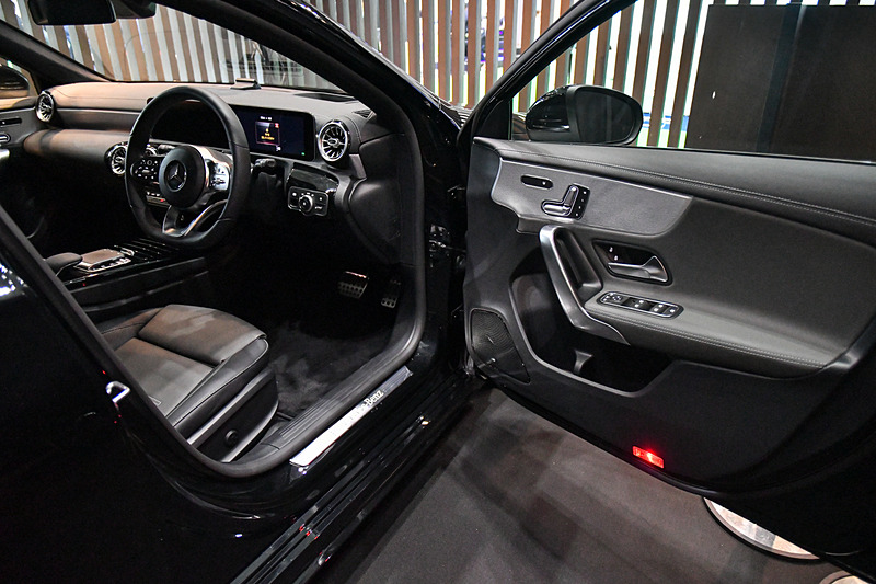 すでにドアスピーカーに次世代小型スピーカーが装着されているが、特に目立っていない