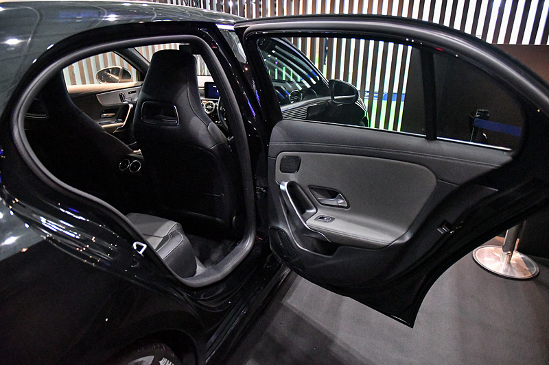 リアのドアスピーカーも同様に次世代小型スピーカーが装着されている