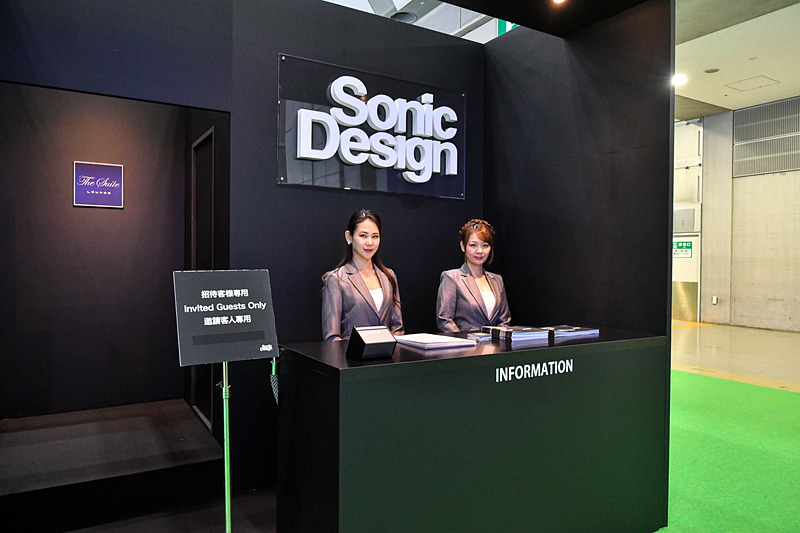 つや消し黒を基調とした格子状のソニックデザインブース