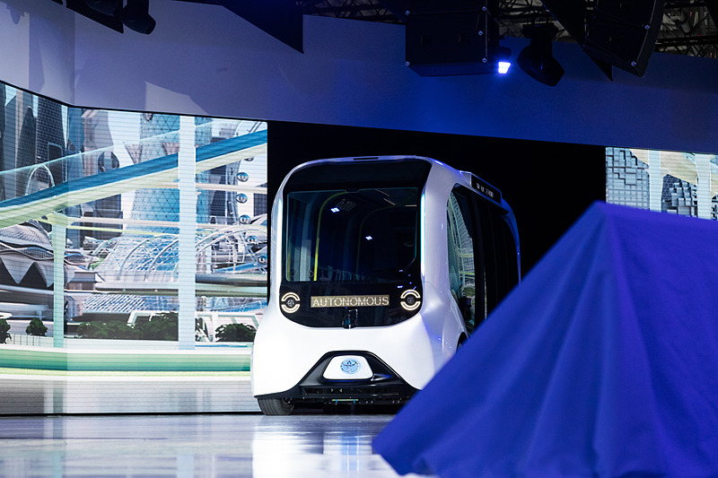 舞台袖からe-Paletteが現れる