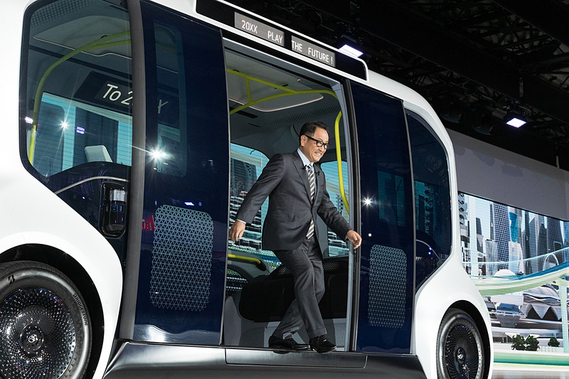 中から豊田章男氏が登場