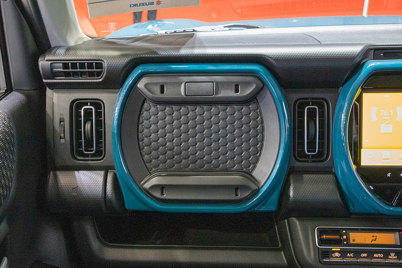 グローブボックスは蓋付きになる