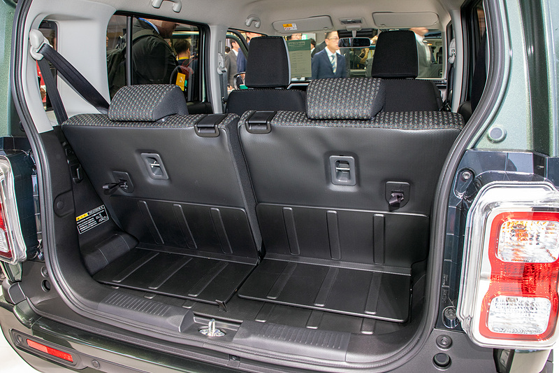 ラゲッジルーム。リアシートはスライド、リクライニングもでき、前に倒すことでフラットにもなる