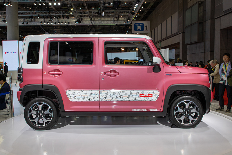 フロントウインドとリアハッチを真っ直ぐ落ちるようなラインにすることで箱感を向上