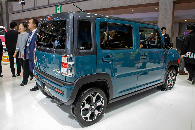 プレスラインなど凝りすぎず、鉄板を無理なく曲げて作ったようなデザインで、無骨さを出している