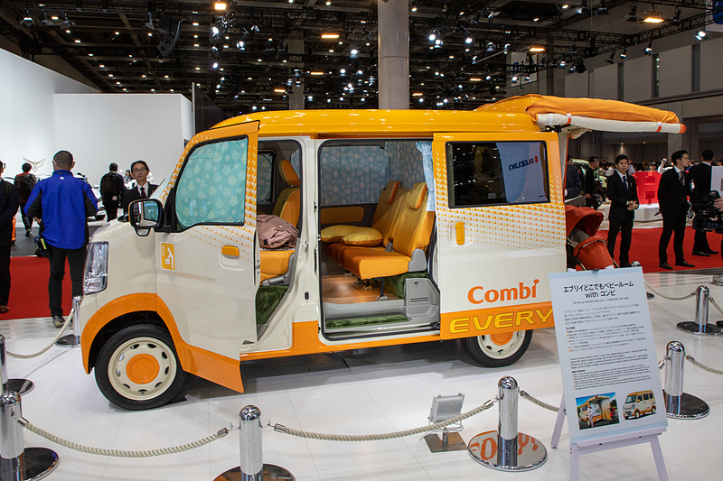 ベビー用品メーカーのコンビとコラボレーションした「エブリィどこでもベビールームwithコンビ」