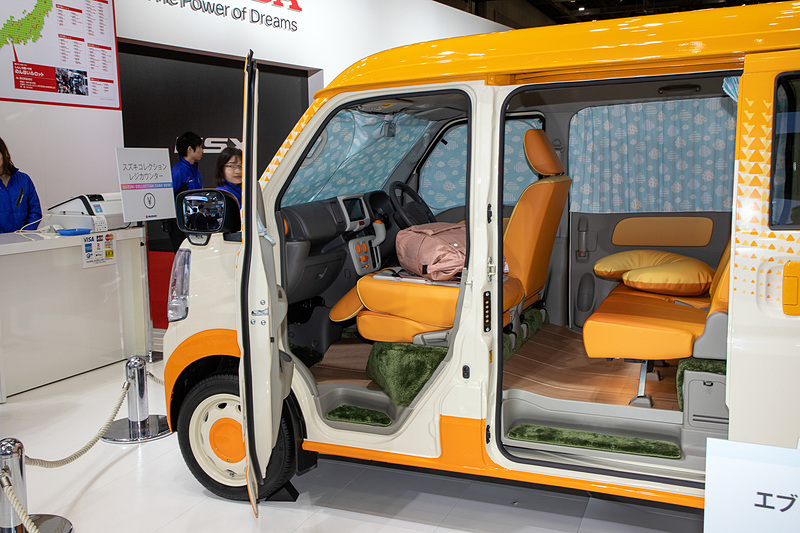 フロントシートと2列目はプライバシーシェードで目隠しする。リアハッチを開けるとおむつ交換台がある