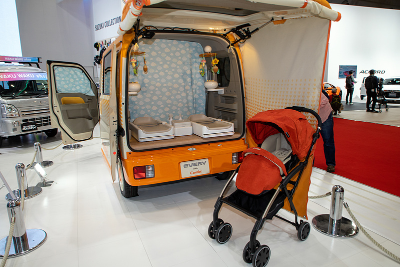 フロントシートと2列目はプライバシーシェードで目隠しする。リアハッチを開けるとおむつ交換台がある