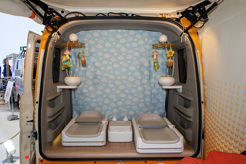 フロントシートと2列目はプライバシーシェードで目隠しする。リアハッチを開けるとおむつ交換台がある