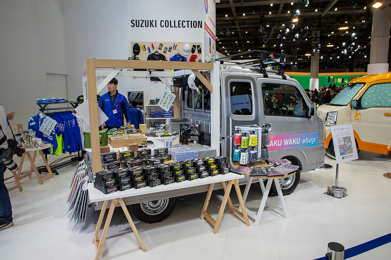 キャリィジャンボではスズキグッズの物販を行なう。ウエア類は新製品で東京モーターショーで先行販売