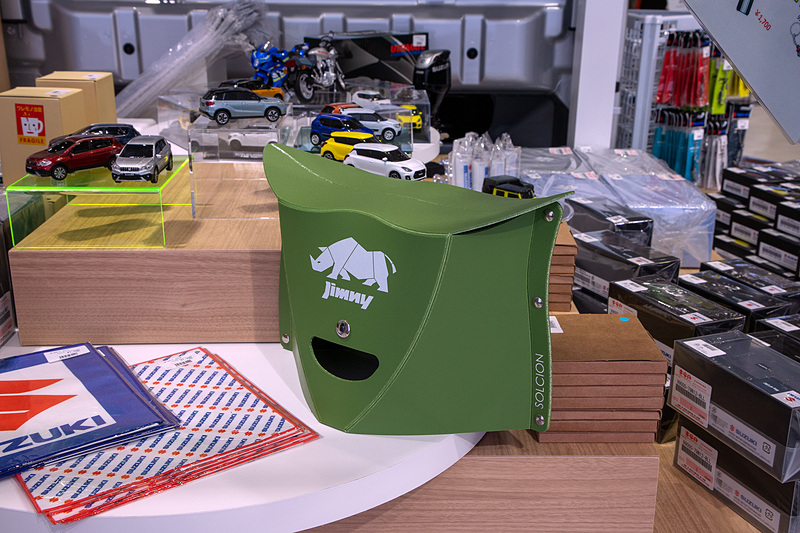 キャリィジャンボではスズキグッズの物販を行なう。ウエア類は新製品で東京モーターショーで先行販売