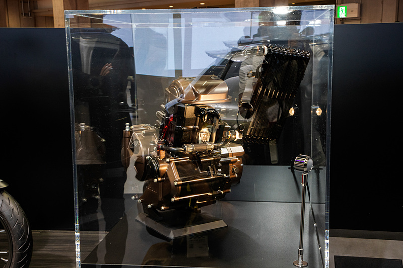 ジクサー250の油冷エンジン展示