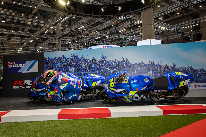 モトGPのGSX RRの展示ではまたがることもできるが、フルバンク姿勢なので寝そべりに近い？