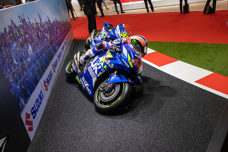 モトGPのGSX RRの展示ではまたがることもできるが、フルバンク姿勢なので寝そべりに近い？