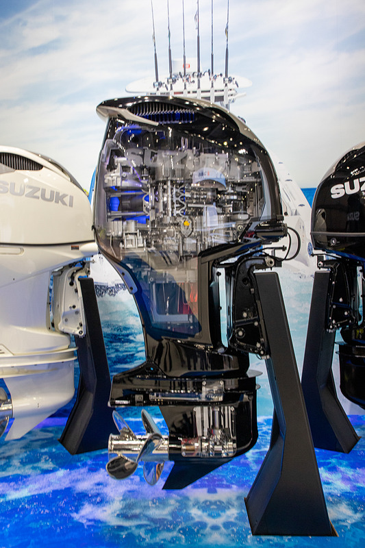 スズキマリンから船外機も展示。3.5リッターV6エンジン