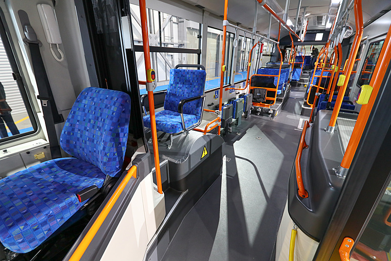 前のドアを入って後方を見ると室内でも長さを感じる