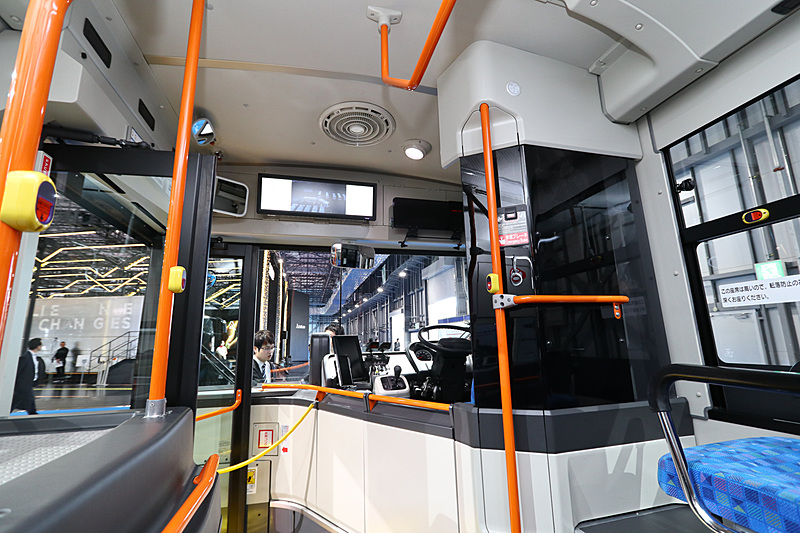 運転席を見た光景は単車版の現行エルガと似ているが、グライドスライドドアになっている