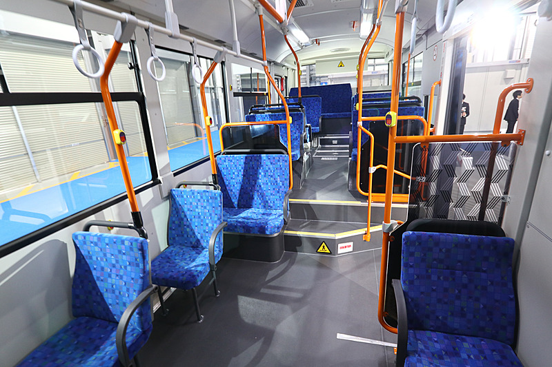 後方ドアよりも後ろ側のシートは通常のノンステップバスのように高くなっている