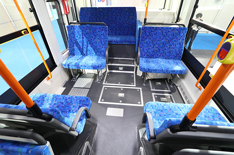 最後部のシートは左側がない。最後部側から2列目と3列目は対面配置