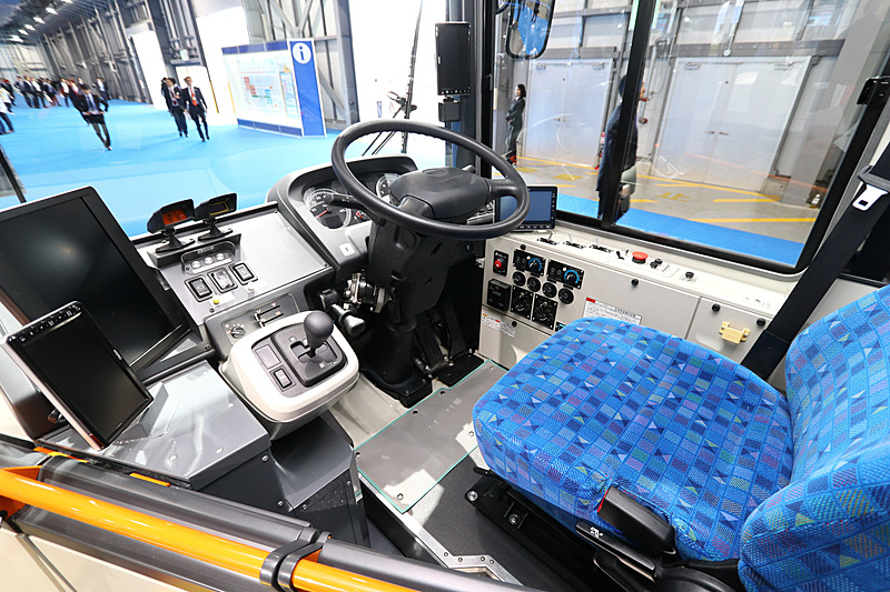 運転席。エルガの6速AMTとあまり変わらないように見える