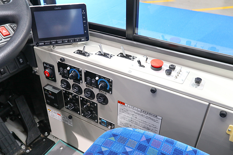 自動ドアのスイッチは3か所分ある。エアコンも前車室と後車室で別々に操作できる