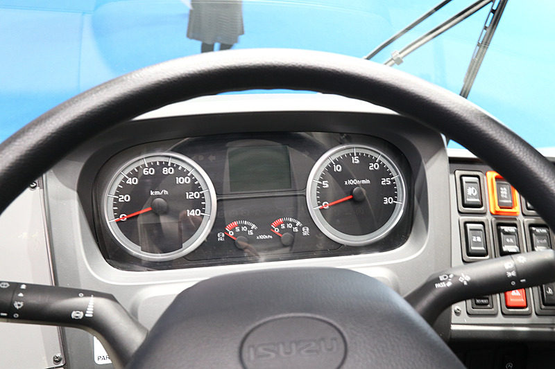 メーターパネルはエルガハイブリッドに近いデザイン