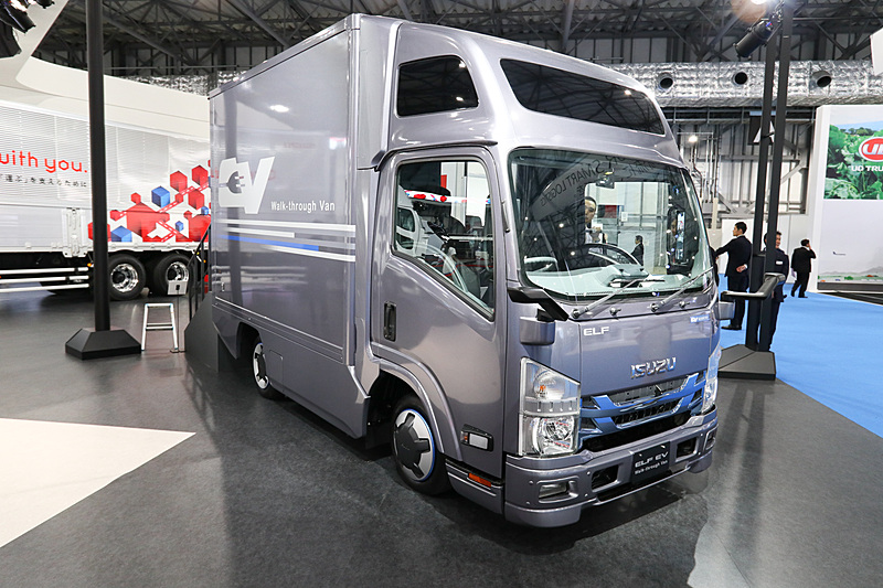 「エルフ EV ウォークスルーバン」