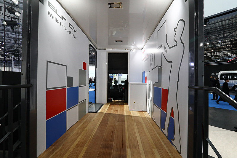 エルフ EV ウォークスルーバンの車内。荷室からキャブにウォークスルー可能な構造になっている