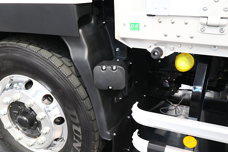 フロントタイヤのすぐ後ろに巻き込み事故抑制用のセンサーがある