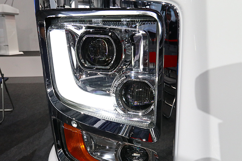 新しく可変配光型LEDヘッドライトを備えた