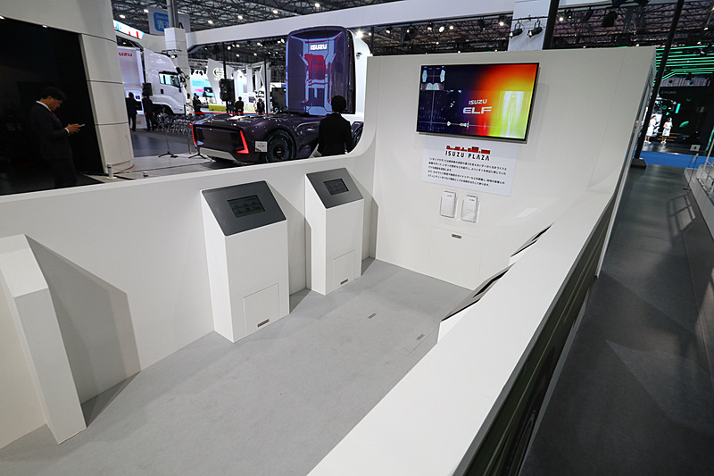 荷台に“はたらくクルマ”を知ることのできる画面がある