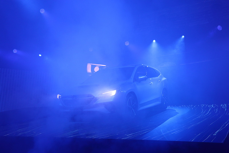 レーザー光線などを使った華やかな光の中でアンベールされたレヴォーグ プロトタイプ